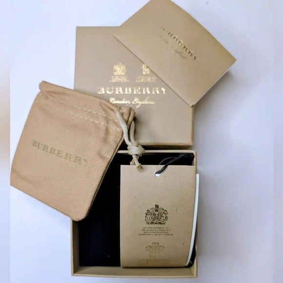✨ BURBERRY “U” Initial Pendant / Keychain – With Box & Dust Bag ✨ - Picture 5 of 8